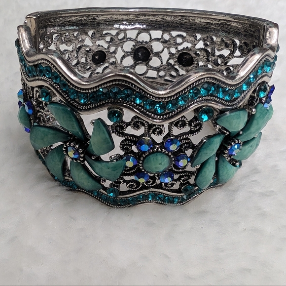 Beautiful Bangle Bracelet Cuff with floral design in rhinestones - Picture 2 of 5